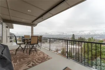 180 degree Mountain, River and city views!