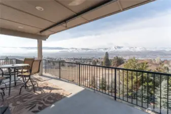 180 degree Mountain, River and city views!