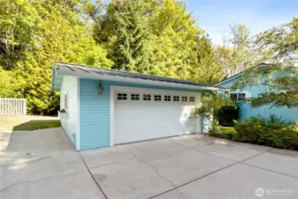 Oversized 2 car garage