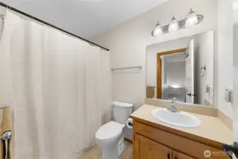 Upstairs Full Bathroom in hallway between bedrooms.
