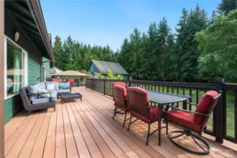 Large deck big enough for entertaining!