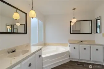 Primary bathroom with 2 sinks & Tub