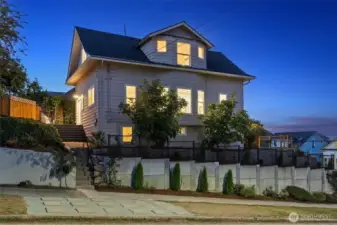 4BR, 2.5BA, 2644sf.  Amazing Views of Lake Washington, Cascade Mountains, and DT Bellevue skyline.