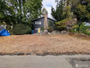 Spacious off-street parking area for 4 cars