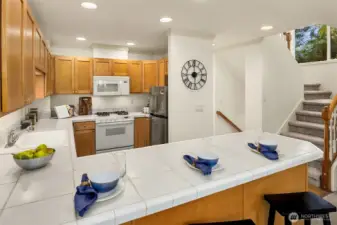 Desirable gas cooktop and vented hood