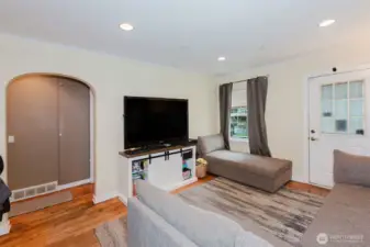 the living has nice can lights and hardwood floors, very nice.