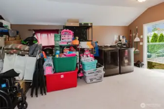 Another nice picture of the detached utility room, could also be a nice media, craft or rec-room.