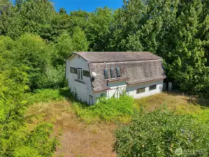 Barn has approved plans to be converted to a 5 bedroom home. Conventional Rehab options may be available. Construction loans to build separate of the barn also a possibility.
