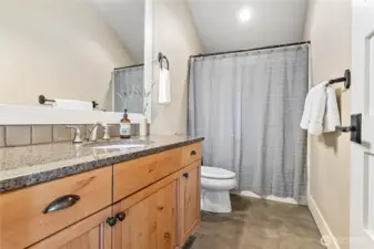 Full bath connected to 4th bedoom.