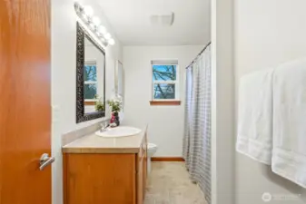 UPSTAIRS SECOND FULL BATHROOM