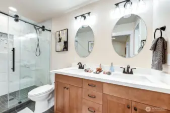 En-suite bath off the primary