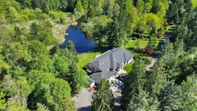 Private Estate On 7.5 Acres With Spring Feed Lake & Apartment