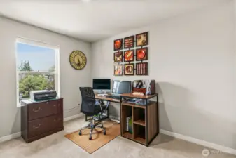 bedroom can be used as office