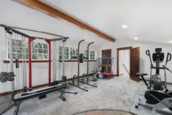 loft with wet bar and 3/4th bath