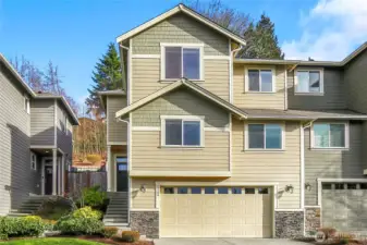 Ideally situated just a short drive from Downtown Everett, this well-appointed 3-bedroom, 2.5-bathroom home delivers the comfort, convenience, and lifestyle today’s buyers are looking for.