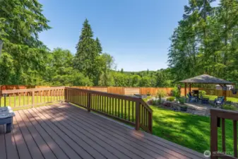 Relaxing Back Yard and Deck.
