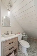 Upper ensuite bath
