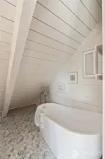 Another view of soaking tub