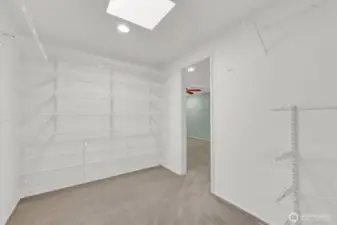 Look at this huge walk in closet!!!!!