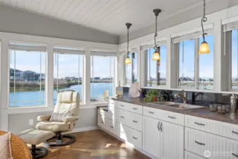 This built in cabinetry/bar area offers so many entertaining options... plus those VIEWS!!