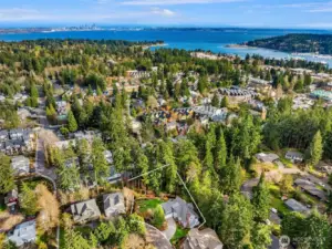 Stroll to schools, parks, restaurants, galleries, the Bainbridge Island Art Museum, the Wharf, Waterfront Park, Bainbridge Performing Arts, the library, Aquatic Center, markets and every terriric amenity Winslow has to offer.