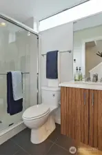 Full bathroom between the 2nd floor bedrooms