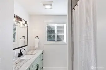 Main level full bathroom with beautifully refinished shower/tub combo.