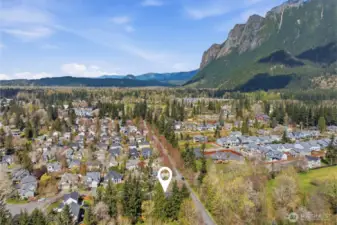 Sought-after Si View neighborhood with easy access to walking trails, parks, playgrounds, athletic courts, river access, and all that downtown North Bend has to offer. Enjoy year-round community events and the beloved spring and summer farmers market that enhance the area’s small-town charm and vibrant lifestyle.