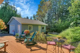 Fantastic entertaining deck... and a perfect place to enjoy the warm summer nights and watch the sky as the sun sets.