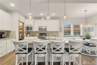 Dining area to the right side of the kitchen