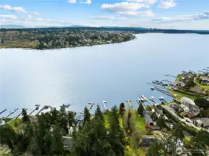 5-7 minutes to downtown Kirkland’s eclectic shops and restaurants and I-405