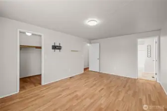 Main floor primary suite with walk-in closet & en-Suite bath.