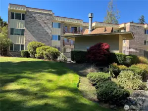 Well maintained grounds throughout the complex!
