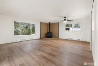 Large Rec Room (could be made into a huge 4th bedroom)