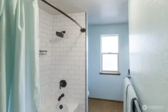 Beautifully remodeled full bath offers subway tiled tub/shower and updated hardware. Large linen closet offers storage space.
