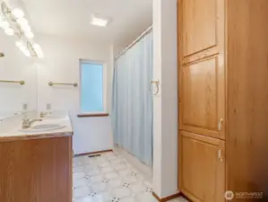 2L Bathroom
