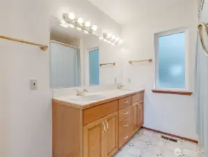 double sink 2L Bathroom
