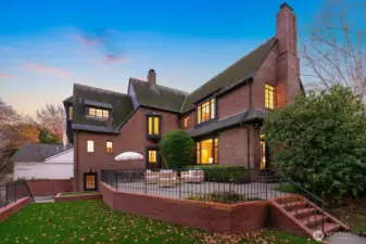 Morning mocha to midnight martinis...