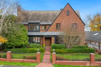 South facing facade, fills the winter scene with Southern exposure.