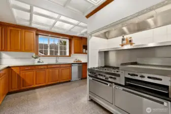 Gas commercial range, think of the entertaining ...