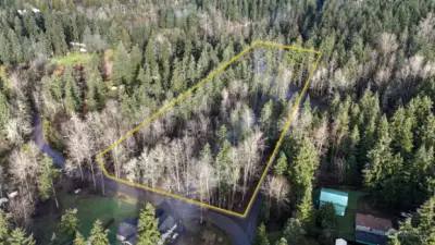 Yellow property lines are approximate. Buyer to verify to their own satisfaction.