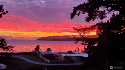 West facing for superb sunsets over the Salish Sea!