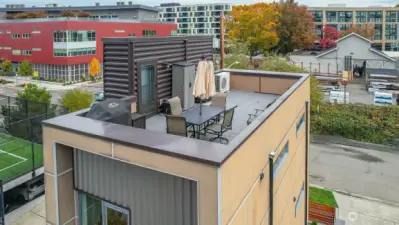 Absolutely great rooftop deck with views and its great for entertaining