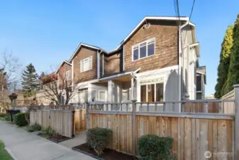 Amazing neighborhood close to shopping, restaurants, UW and more.