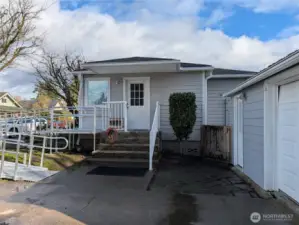 Ramp is new and all aluminum goes to side Kitchen door