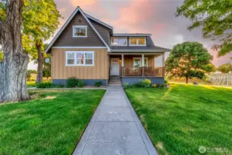 Charming Farmhouse with front porch - great place to greet the day!