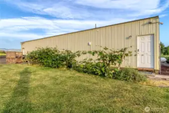 Large detached garage/shop with private ADU - 1 bed/1 bath with kitchenette and private entrance