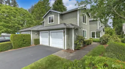 Exquisite 3 bed 2.25 bath Kenloch townhome in the coveted Klahanie community!