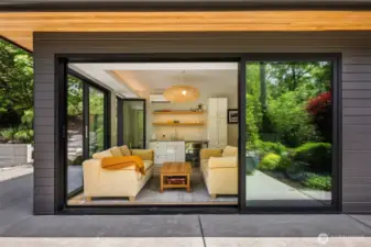 Custom built and completed in 2020, the guest studio blends the indoor and outdoor spaces seamlessly.
