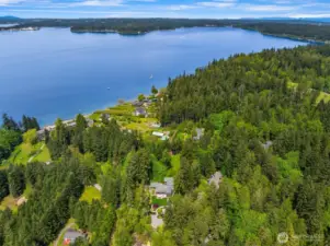 Ideally located close to Battle Point Park and the Skinner Rd Shore Access